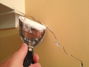 Come riparare le crepe nei muri interni e quando preoccuparsi
